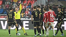 Rozhod�í Dalibor �erný (ve �lutém) píská ofsajd v utkání mezi Pardubicemi a...