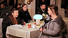 Herečky Zuzana Kronerová (vlevo) a Pavla Beretová (vpravo) při natáčení filmu...