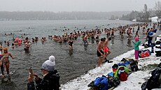 Na jeze�e Barbora na Teplicku stanovili �eský rekord v po�tu otu�ilc� v jeden...