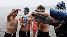 Na jeze�e Barbora na Teplicku stanovili �eský rekord v po�tu otu�ilc� v jeden...