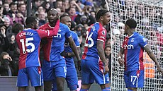 Fotbalisté Crystal Palace se radují z gólu, který vstelil Jean-Philippe Mateta...