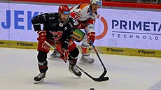 Tinecký obránce Jakub Jeábek se snaí uniknout pardubickému Lukái Radilovi.