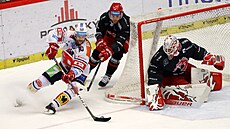 Pardubický úto�ník Patrik Poulí�ek se sna�í dostat p�ed t�ineckého branká�e...