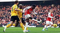Kídelník Bukayo Saka z Arsenalu stílí gól v utkání proti Wolverhamptonu.