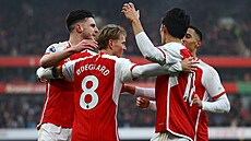 Fotbalisté Arsenalu se radují z gólu, prosadil se Martin Odegaard.