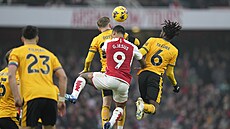 Útoník Gabriel Jesus z Arsenalu se snaí hlavikovat mezi hrái Wolverhamptonu.