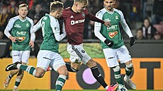 Sparanský záloník Adam Karabec se dostává do ance mezi Nemanjou Tekijakim...