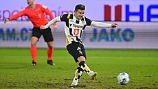 Královéhradecký kídelník Václav Pila promuje pokutový kop.