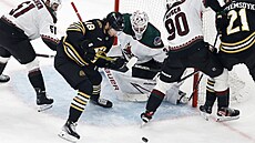 Bostonský úto�ník Pavel Zacha se sna�í prosadit p�ed bránou Arizony.