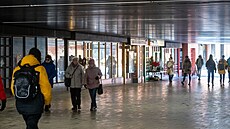 Podchod na nám�stí Práce z jedné strany lemují obchody. Nevzhledné místo chce...