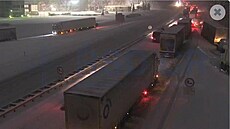 Sníh zkomplikoval dopravu na D1, levý pruh ve směru na Brno stojí kvůli nehodě...