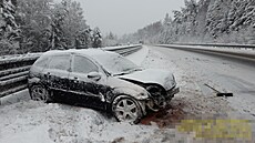 Hasiči ve středních Čechách kvůli sněhu zasahovali u nehod i popadaných stromů....