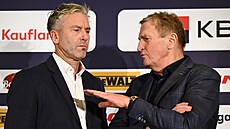 Prezident svazu Alois Hadamczik diskutuje s generálním mana�erem reprezentace...