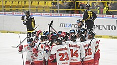 Hokejisté Olomouce se radují z výhry v Litvínově.