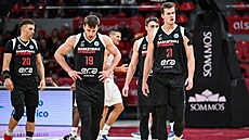Nymburtí basketbalisté smutní bhem utkání FIBA Europe Cupu proti Zaragoze.