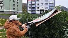 Romové uklízejí problémové sídli�t� Jind�icha Plachty v Moj�í�i.