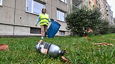 Romové uklízejí problémové sídli�t� Jind�icha Plachty v Moj�í�i.