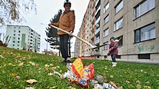 Romové uklízejí problémové sídlit Jindicha Plachty v Mojíi.