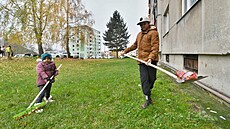 Romové uklízejí problémové sídli�t� Jind�icha Plachty v Moj�í�i.