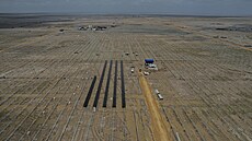 Stavba solárních panel� v parku obnovitelné energie spole�nosti Adani Green...