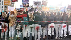 Demonstrace na podporu izraelských obtí sexuálního násilí ze strany...