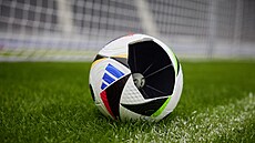 Nový míč pro mistrovství Evropy 2024 obsahuje čip, který kromě ofsajdů pomůže i...