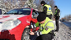 Policisté pi kontrole zimních pneumatik, oitní voz od snhu a dalích...