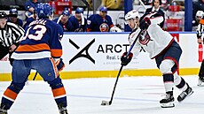 Obránce Columbus David Jiíek stílí na branku New York Islanders.