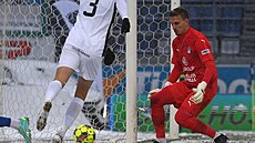 Branká� Milan He�a ze Slovácka (vpravo) sleduje balon b�hen zápasu proti...