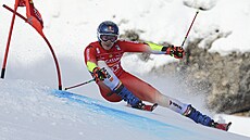 Marco Odermatt b�hem prvního kola ob�ího slalomu ve Val d'Isere.