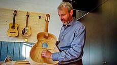 Libor Praan vyrábí kytary ve své malé díln ve Vimperku.