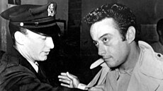 Lenny Bruce brojil proti pokrytectví, co� ho stálo nejen kariéru, ale i �ivot.
