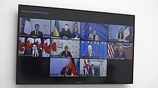Vedoucí pedstavitelé a hosté summitu G7 na televizní obrazovce v Elysejském...