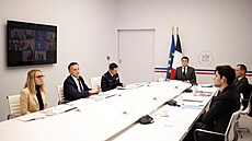 Francouzský prezident Emmanuel Macron se účastní videokonference s vedoucími...