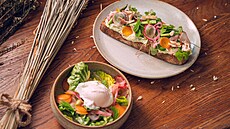 Chleba s rybi�kovou pomazánkou, �erstvým salátkem a sázeným vejcem od Terky...