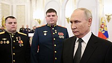 Ruský prezident Vladimir Putin pedal medaile v pedveer Dne hrdin vlasti v...