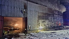 V noci z neděle na pondělí hasiče zaměstnal požár velkého skladu sena u Horní...