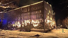V noci z neděle na pondělí hasiče zaměstnal požár velkého skladu sena u Horní...