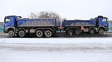 Testovací zát� obstarává �est pln� nalo�ených nákladních vozidel, ka�dý o...