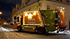 Vánoní popelái brázdí Prahu s ozdobeným vozem