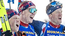 Vítzná trojice biatlonist ve stíhacím závod v Hochfilzenu. První Johannes Bö...