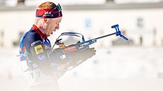 Nor Johannes Bö se chystá na st�elbu ve stíhacím závod� v rakouském Hochfilzenu.