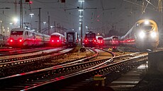 Odstavené vlakové soupravy ped hlavním vlakovým nádraím v nmeckém Frankfurtu...
