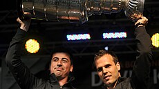 Tomá Kaberle (vlevo) a David Krejí pivezli v roce 2011 Stanley Cup do eska.
