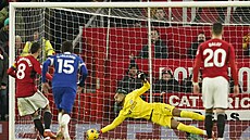 Branká  Robert Sanchez z Chelsea likviduje penaltu Bruna Fernandese (vlevo) z...