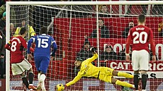 Brankář  Robert Sanchez z Chelsea likviduje penaltu Bruna Fernandese (vlevo) z...