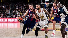 Tomá� Satoranský (vlevo) z Barcelony se sna�í prosadit p�ed Tylera Dorseyho z...