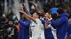 Fotbalisté Marseille slaví výhru nad Lyonem.