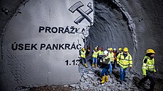 Dělníci v rámci stavby metra D prorazili poslední metry ze spojovacího tunelu...