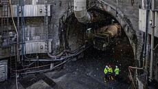 D�lníci v rámci stavby metra D prorazili poslední metry ze spojovacího tunelu...